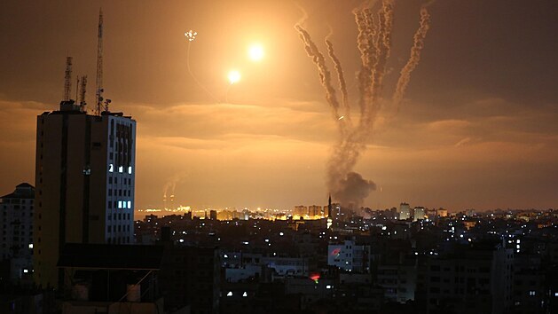 Palestinsk hnut Hams pl rakety smrem k Izraeli ze severn sti psma Gazy. (14. kvtna 2021)