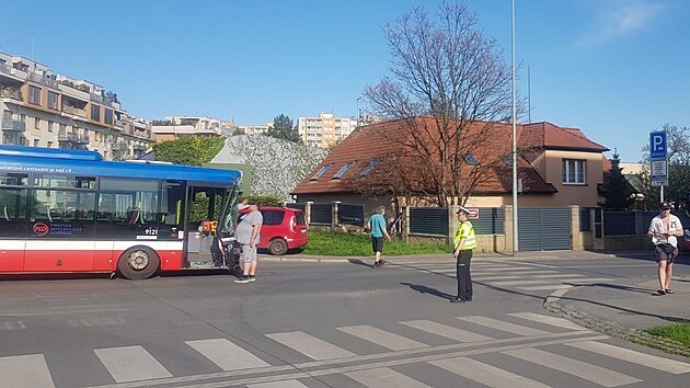 Autobus PID na praskm Jarov eln naboural do oplocen a domu. (10. kvtna 2021)