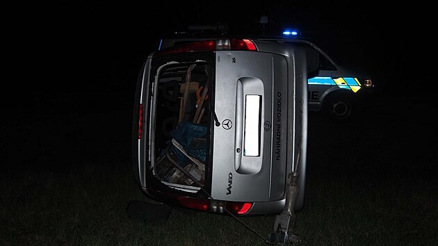 Řidič po převrácení dodávky nedaleko Brna i navzdory krvavému zranění utekl do polí. Po jeho nalezení policisté zjistili, že je pod vlivem alkoholu a nemá řidičský průkaz.