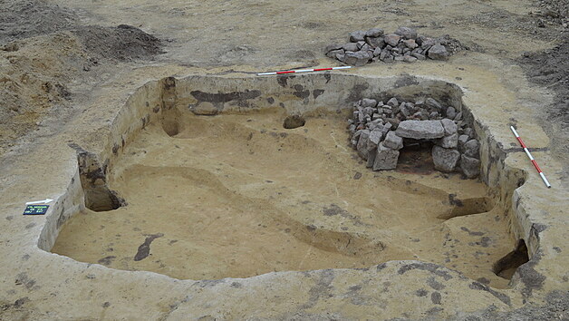 Archeologové odkryli v Mutěnicích na Hodonínsku velkomoravskou vesnici. Na tomto místě stála chata s krbem.
