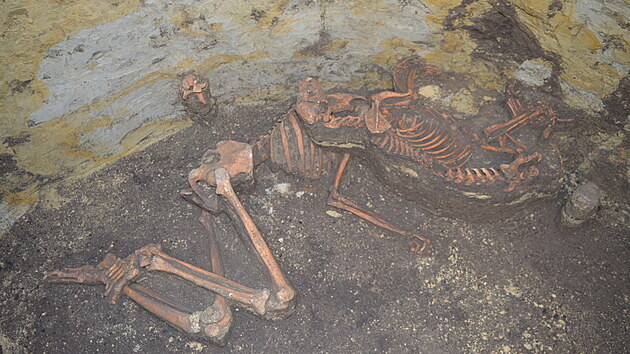 V jedné ze zásobních jam u velkomoravské vesnice na území dnešních Mutěnic se nacházely kostry člověka a psa.