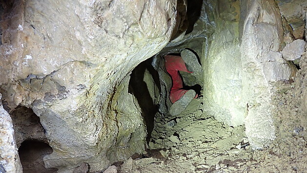 Speleologové objevili ve vodovodní rýze u Blanska novou jeskyni, dlouhou přibližně deset metrů.