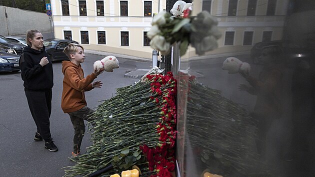 Lid kladou kvtiny na pamtku zabitch student v Kazani. Vtina z obt jsou dti ve vku 13 a 14 let, zemely tak dv zamstnankyn koly vetn 25let uitelky anglitiny, kter se pokusila ky brnit a s n se na dnen poheb pilo podle fotografi z msta rozlouit mnoho lid. (12. kvtna 2021)