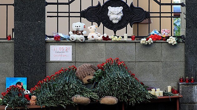 Lid kladou hraky a kvtiny na pamtku zabitch student v Kazani. (12. kvtna 2021)