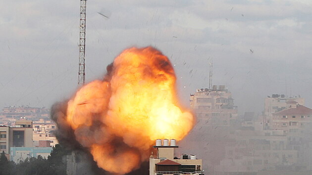 Dalm dnem pokrauje intenzivn bombardovn Psma Gazy izraelskou armdou. Centrem nlet se hned po plnoci stalo msto Gaza. Mezi zasaenmi budovami byly kancele katarskho ervenho plmsce v Gaze a tak jedin klinika pro trasovn nkazy covidem-19. (18. kvtna 2021)