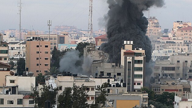 Dalm dnem pokrauje intenzivn bombardovn Psma Gazy izraelskou armdou. Centrem nlet se hned po plnoci stalo msto Gaza. Mezi zasaenmi budovami byly kancele katarskho ervenho plmsce v Gaze a tak jedin klinika pro trasovn nkazy covidem-19. (18. kvtna 2021)