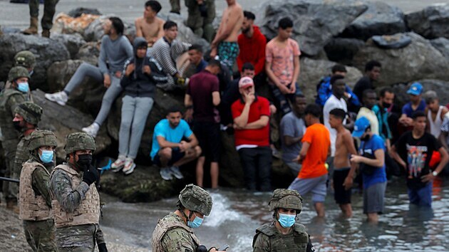 Do panlsk enklvy Ceuta na africkm pobe proud dal stovky migrant ze sousednho Maroka pot, co tam v pondl pes moe podl pobe piplulo i piplavalo na 6 000 benc. Z nich u 1 600 mstn ady vrtily, dal tisce se ale dl sna dostat do panlska. (18. kvtna 2021)