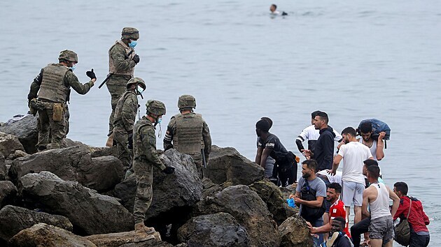 Do panlsk enklvy Ceuta na africkm pobe proud dal stovky migrant ze sousednho Maroka pot, co tam v pondl pes moe podl pobe piplulo i piplavalo na 6 000 benc. Z nich u 1 600 mstn ady vrtily, dal tisce se ale dl sna dostat do panlska. (18. kvtna 2021)