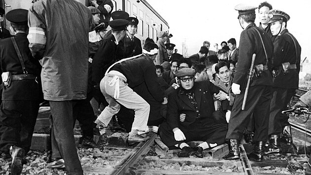 Repatriovan Korejci se sna zablokovat odjezd vlaku pepravujc severokorejsk rodiny do pstavu Niigata, posledn zastvky do Japonska. (11. prosince 1959)
