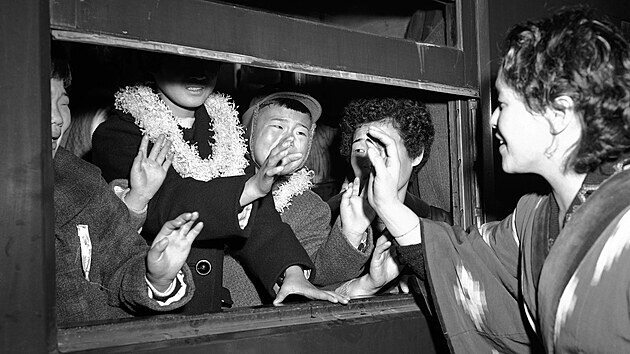 Dti repatriovanch Korejc ve vlaku na cest do japonskho pstavu Niigata, odkud pokraovaly zpt do KLDR. (11. prosince 1959)