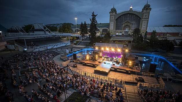 Nadje pro poadatele venkovnch akc i milovnky koncert. Verej veern koncert si
poslechlo v Praze u Kikovy fontny na 2000 lid. Ke vstupence potebovali posluchai
negativn test a po celou dobu museli mt nasazenou rouku. Pojte se podvat, jak koncert
probhal.