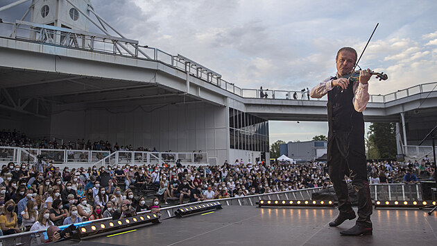 Jako prvn na koncert vystoupil houslov virtuos Pavel porcl.