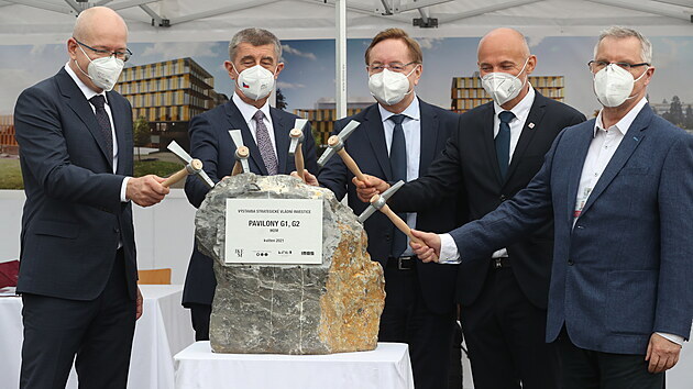 Premir Andrej Babi, ministr zdravotnictv Petr Arenberger a editel IKEM Michal Stiborek se zastnili slavnostnho poloen zkladnho kamene vstavby pavilon G1 a G2 v IKEM (12. kvtna 2021)