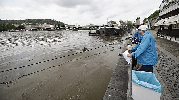 Praha kvůli zvýšené hladině Vltavy rozhodla o preventivním uzavření náplavek. (14. května 2021)