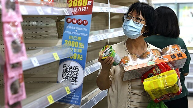 Supermarket v Tchaj-pej s przdnmi regly. (17. kvtna 2021)