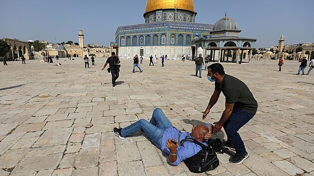 V Jeruzalm je mnoho zrannch a mstem se rozlh houkn sirn. Policie pi zsahu proti Palestincm pouila pogumovan projektily. (10. kvtna 2021)