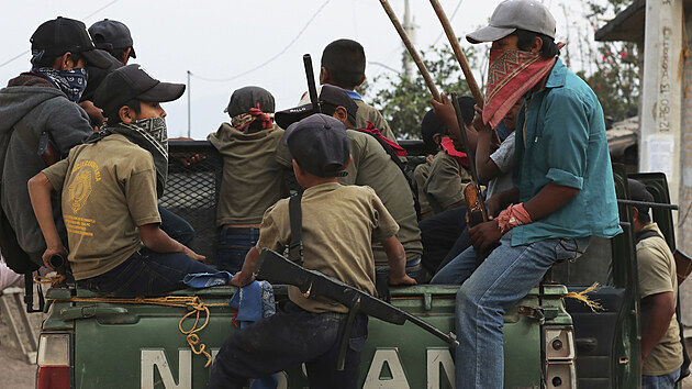 Dti v domorod vesnici v provincii Guerrero v jihozpadnm Mexiku dostvaj zbran, aby zabrnily organizovanmu zloinu. Maj pilkat pozornost federlnch ad. (28. dubna 2021)