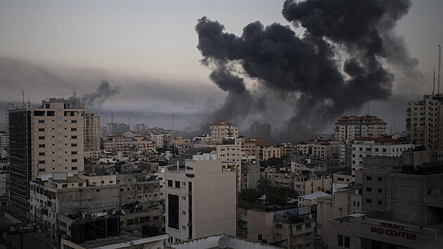 Izrael odpovdl na bombardovn vyplenm raket na Psmo Gazy. toky jsou povaovny za jedny z nejnsilnj od roku 2014. (12. kvtna 2021)