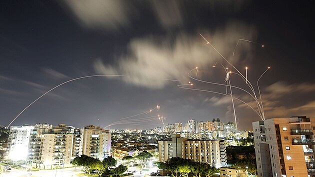 Izraelsk systm protiraketov obrany Iron Dome likviduje rakety odplen z Gazy. (12. kvtna 2021)