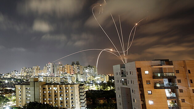 Izraelsk systm protiraketov obrany Iron Dome likviduje rakety odplen z Gazy. (12. kvtna 2021)