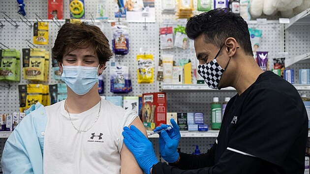 Děti ve věku od 12 do 15 let mohou být ve Spojených státech očkované proti koronaviru vakcínou od společnosti Pfizer/BioNTech. První dávky po schválení dostaly děti v lékárnickém zařízení v Pensylvánii. (12. května 2021)