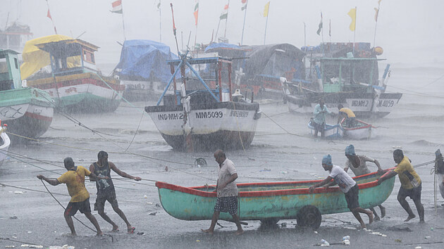 Ve sttech na jihozpadnm pobe Indie se poheuje 28 rybskch lun. Tisce rybskch lod se kvli cyklonu Tauktae vrtily do pstavu, pesmrovny byly i velk nkladn lod. (17. kvtna 2021)