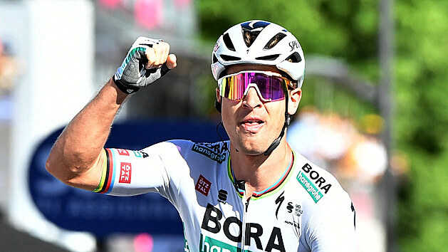 SLOVENSKÉ VÍTĚZSTVÍ. Peter Sagan si jede pro triumf v desáté etapě italského Gira.