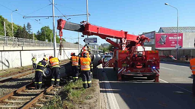 Osobn auto skonilo v tramvajovm kolejiti na stee. 11. 5. 2021