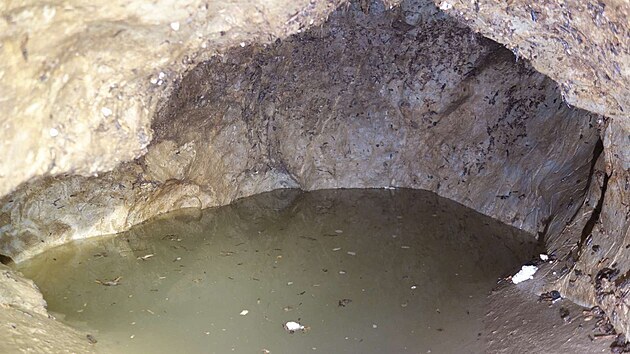 Jeskyňáři museli odčerpávat vodu, bahno cpali do jutových pytlů.