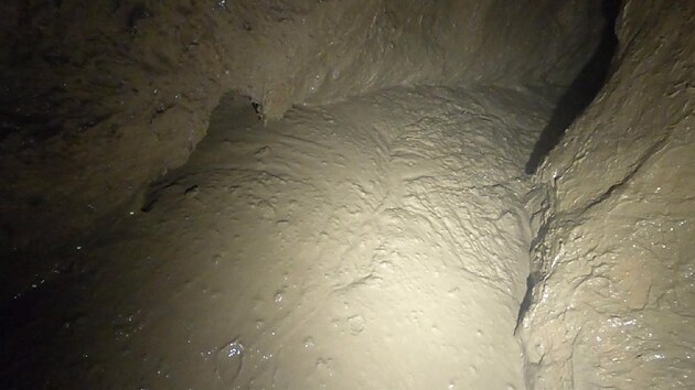 Jeskyňáři se museli potýkat s velkým množstvím bahna.