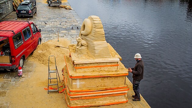 Sochař Marina Maršálek (na snímku) pracuje na jedné z pěti pískovách soch, které ozdobí nábřeží Otavy v Písku.