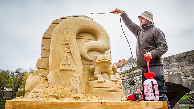 Socha� Marina Mar��lek (na sn�mku) pracuje na jedn� z p�ti p�skov�ch soch, kter� ozdob� n�b�e�� Otavy v P�sku.