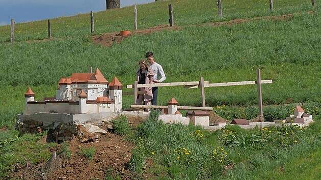 Letos pl�nuje model�� Zden�k Brachtl dokon�it hrad Kun�t�t a pracovat na t�ech a� �ty�ech dal��ch expon�tech. Byst�ick� park miniatur moment�ln� obsahuje jeden�ct dokon�en�ch model�.