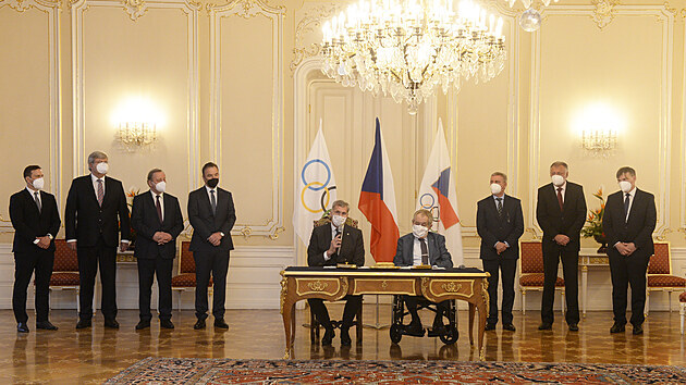 Pedseda eskho olympijskho vboru Ji Kejval a prezident Milo Zeman pi podpisu esk pihlky na zimn olympijsk hry 2022 v Pekingu.