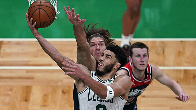 Jayson Tatum z Bostonu skruje proti Washingtonu.