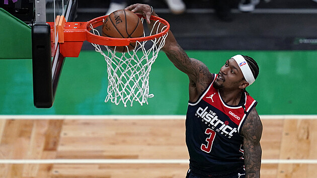 Bradley Beal z Washingtonu smeuje do koe.