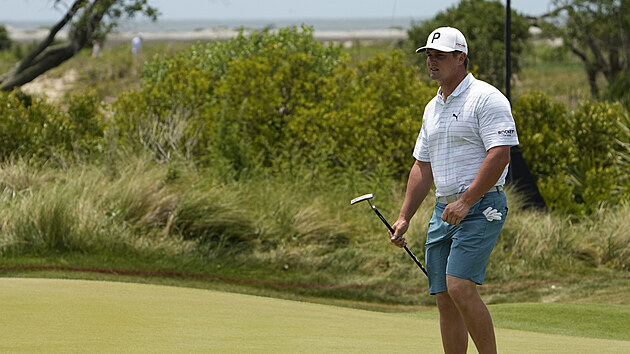 Bryson DeChambeau pi trninkovm kole ped PGA Championship na hiti Ocean Course.
