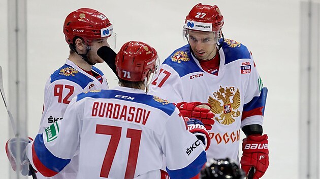Ruský hokejista Igor Ožiganov (vpravo) se raduje se spoluhráči z gólu v duelu se Švédskem.