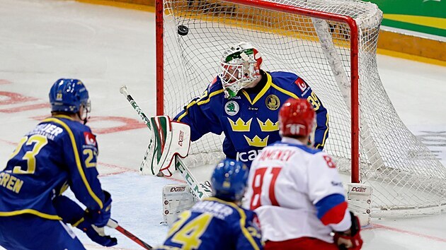 Ruský hokejista Vladislav Kameněv překonává švédského gólmana.