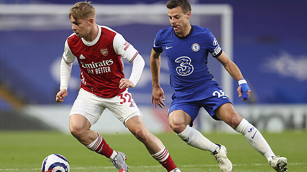 Emile Smith Rowe (vlevo) z Arsenalu brnn Hakimem Ziyechem z Chelsea.