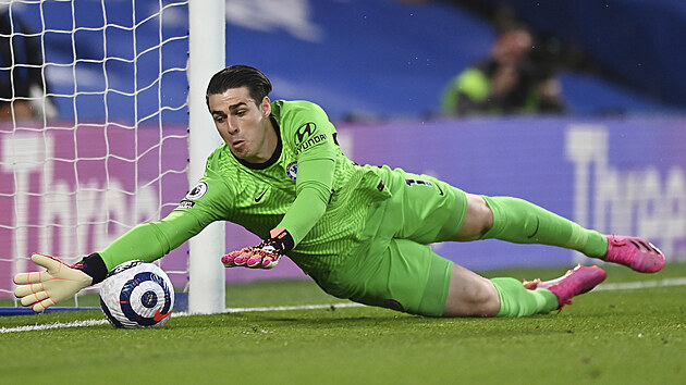 Brank Kepa Arrizabalaga z Chelsea zazahuje v zpase s Arsenalem.