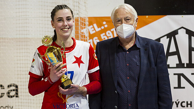 Veronika Galušková s pohárem pro nejlepší střelkyni MOL ligy.