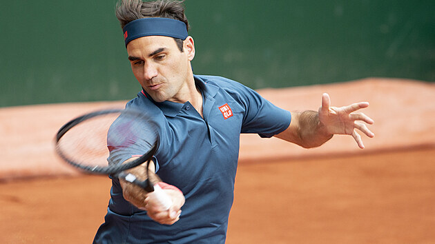 Roger Federer v duelu s Pablem Andujarem.