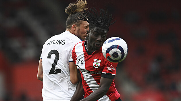 Luke Ayling (vlevo) z Leedsu v souboji s Mohammedem Salisem ze Southamptonu.