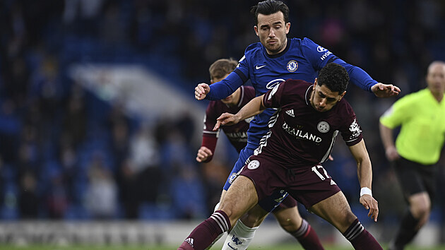 Ayoze Perez (vpedu) z Leicesteru v souboji s Benem Chilwellem z Chelsea.