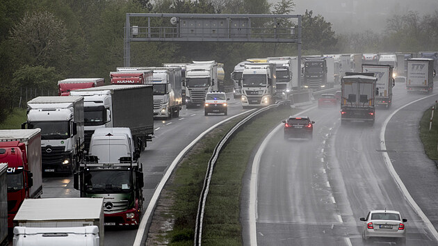 Na dlnici D5 ve smru na Prahu se od rna tvoily kolony. Fotografovno kolem poledne. (13.5.2021)