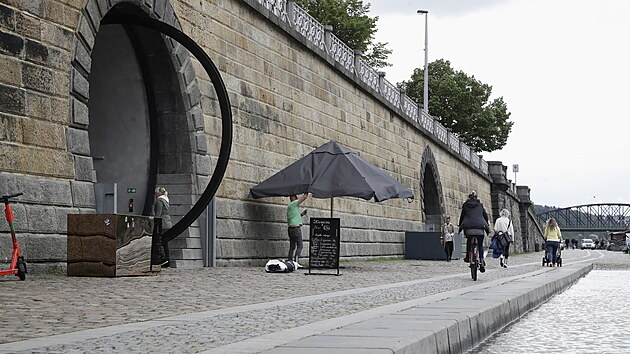 Kvůli stoupající hladině Vltavy v Praze byly preventivně uzavřeny kobky na náplavkách. Uklizené musí být i slunečníky. (14. května 2021)