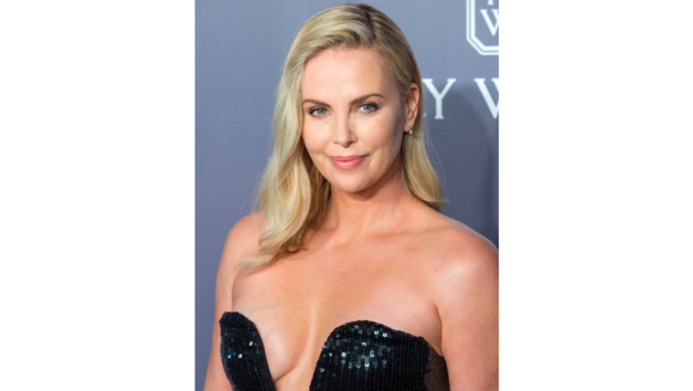 I Charlize Theron se rozhodla pro radikln zmnu, z dlouhch vlas la nakrtko. A u krtkho esu setrvala.