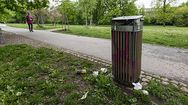 Pohled na rozkvetlé parky v uplynulých dnech leckde hyzdily hromádky odpadků (snímek z olomouckých Smetanových sadů).