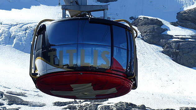 Titlis-Rotair je první otočná lanovka světa, jejíž kabinka se během pětiminutové jízdy na vrcholek otočí o 360 stupňů.